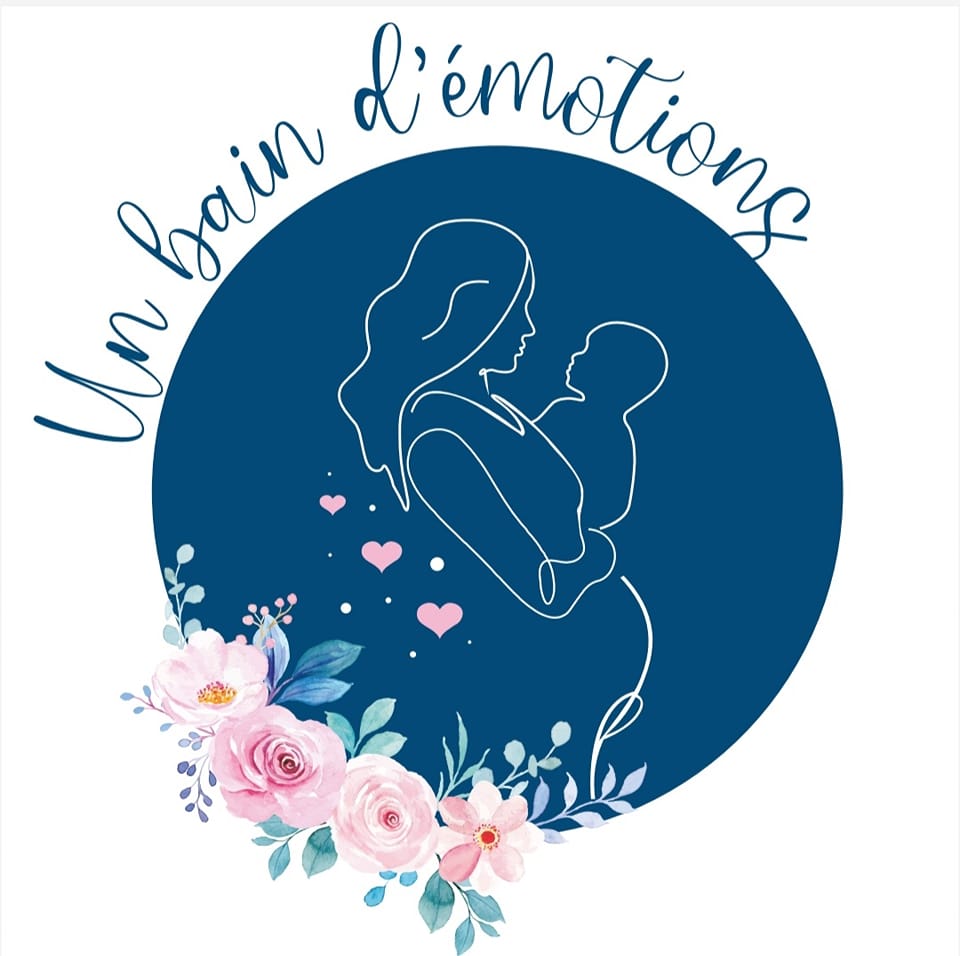 Logo d'Un bain d'émotion Représentation d'une femme portant son bébé en premier place sur fond bleu. Ornementé de fleurs. Au dessus incurvé "Un bain d'émotions"