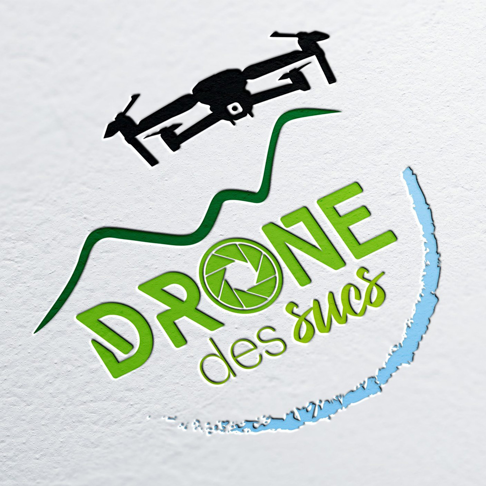 A2com- Logo Drone des sucs Un drône qui survole les suc. En dessous "Drone des sucs" ornementé d'un liserais bleu représentant de l'eau
