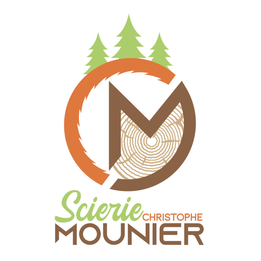 A2com- Logo Mounier Christophe Logo d'un rondin de bois orange a la moitié et marron de l'autre. Avec des sapin sur le dessus "Scierie Christophe Mounier." Scierie en vert Christophe en orange et Mounier en marron