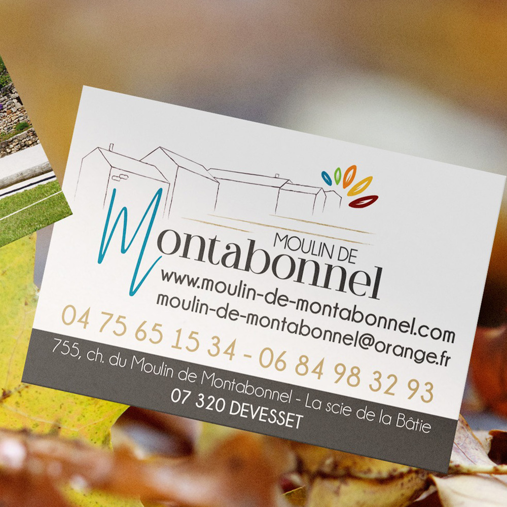 A2com - Carte de visite le Moulin de Montabonnel Carte de visite blanche avec le logo "Moulin de Montabonnel' au milieu accompagné du site internet et de l'adresse mail. Des épis de blé de couleurs en haut a droite.