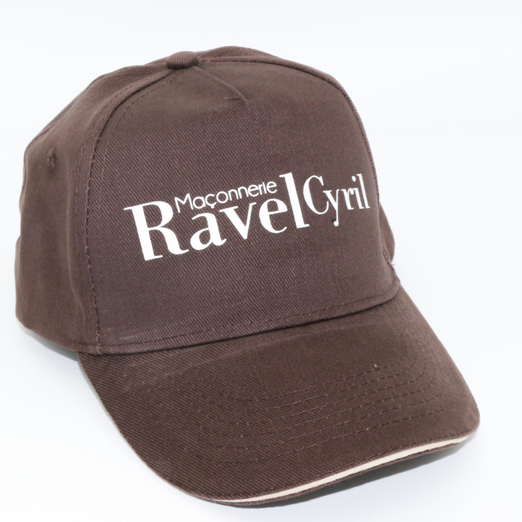 A2Com - Casquette Maçonnerie Ravel Cyril. De couleur marron, avec un flocage blanc